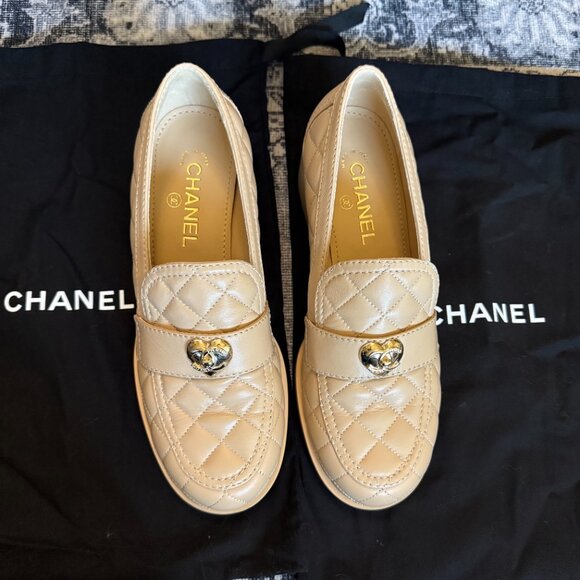 CHANEL Lambskin Quilted CC Heart Loafers in Beige size 40 - never worn - Picture 14 of 16